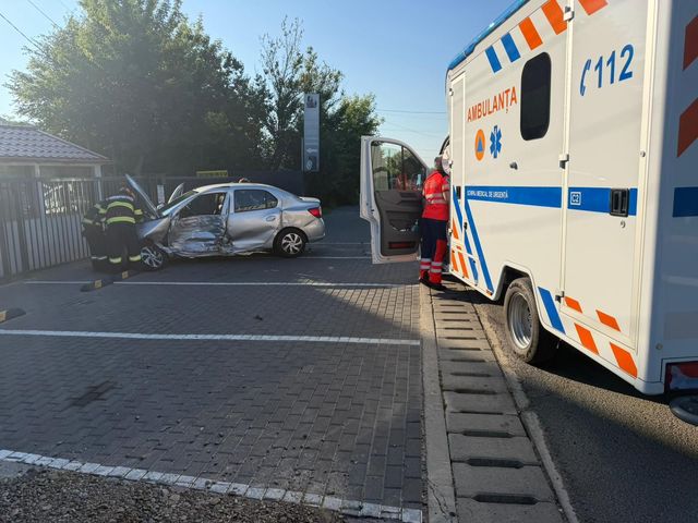 Iaşi: Ambulanţă care transporta un copil la spital, implicată într-un accident la ieşirea din Hârlău/ Şoferul unui autoturism, rănit/ Copilul şi însoţitorul său, preluaţi de o altă ambulanţă şi duşi la spital