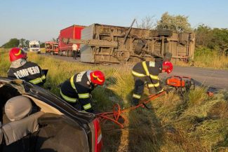 Brăila: Două persoane au murit după ce o remorcă s-a desprins şi a strivit un autoturism, pe DN 22 – FOTO