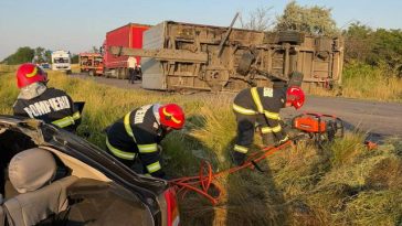 Brăila: Două persoane au murit după ce o remorcă s-a desprins şi a strivit un autoturism, pe DN 22 – FOTO