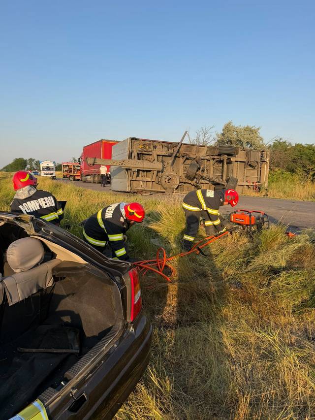 Brăila: Două persoane au murit după ce o remorcă s-a desprins şi a strivit un autoturism, pe DN 22 – FOTO