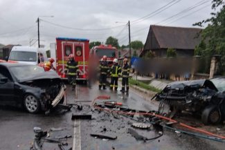 Cluj: Trei bărbaţi, transportaţi la spital după ce două autoturisme s-au ciocnit, în localitatea Gârbău
