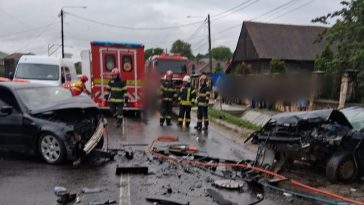 Cluj: Trei bărbaţi, transportaţi la spital după ce două autoturisme s-au ciocnit, în localitatea Gârbău