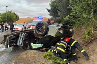 Patru persoane, transportate la spital după ce autoturismul în care se aflau s-a răsturnat, pe drumul spre Poiana Braşov
