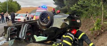 Patru persoane, transportate la spital după ce autoturismul în care se aflau s-a răsturnat, pe drumul spre Poiana Braşov