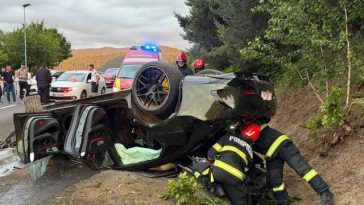 Patru persoane, transportate la spital după ce autoturismul în care se aflau s-a răsturnat, pe drumul spre Poiana Braşov