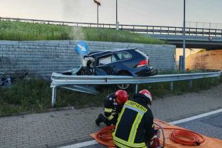 Suceava: Un bărbat a murit după ce a intrat cu maşina în zidul unui sens giratoriu, la Şcheia/ Traficul pe DN 17, îngreunat