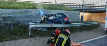 Suceava: Un bărbat a murit după ce a intrat cu maşina în zidul unui sens giratoriu, la Şcheia/ Traficul pe DN 17, îngreunat