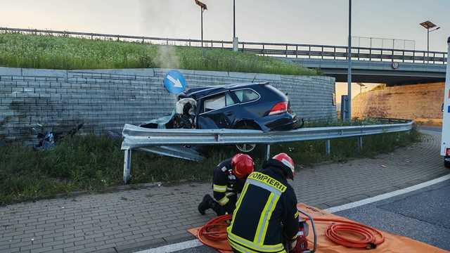 Suceava: Un bărbat a murit după ce a intrat cu maşina în zidul unui sens giratoriu, la Şcheia/ Traficul pe DN 17, îngreunat