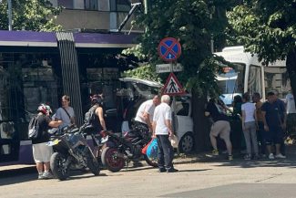 Timişoara: Şoferul unui taximetru a rămas încarcerat, după un accident cu un tramvai