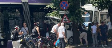 Timişoara: Şoferul unui taximetru a rămas încarcerat, după un accident cu un tramvai