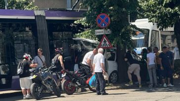 Timişoara: Şoferul unui taximetru a rămas încarcerat, după un accident cu un tramvai