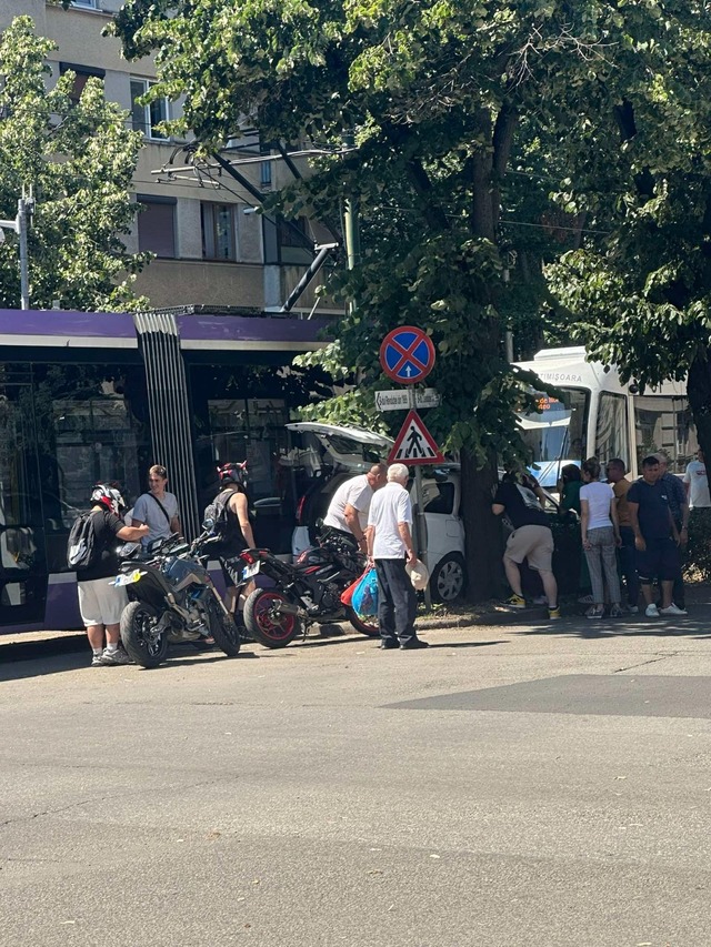 Timişoara: Şoferul unui taximetru a rămas încarcerat, după un accident cu un tramvai