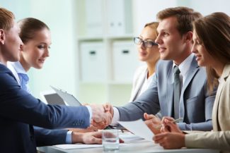 Sondaj eJobs – Peste 40% dintre angajatori şi-au păstrat planurile de recrutare făcute la începutul anului. Cei mai mulţi deschid poziţii noi doar în scop de înlocuire sau pentru departamentul de vânzări