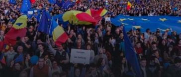 Sute de persoane, la un protest organizat în Piaţa Victoriei/ Participanţii afirmă că ”România e sub asediu”