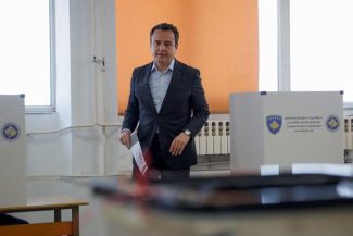 Premierul din Kosovo a câştigat alegerile parlamentare anticipate, dar fără a obţine majoritatea
