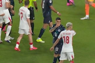 Premieră în fotbal: Miguel Almiron eliminat pentru că şi-a acoperit gura în timp ce vorbea cu un adversar la meciul Turcia-Paraguay de la Cupa Mondială