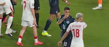 Premieră în fotbal: Miguel Almiron eliminat pentru că şi-a acoperit gura în timp ce vorbea cu un adversar la meciul Turcia-Paraguay de la Cupa Mondială