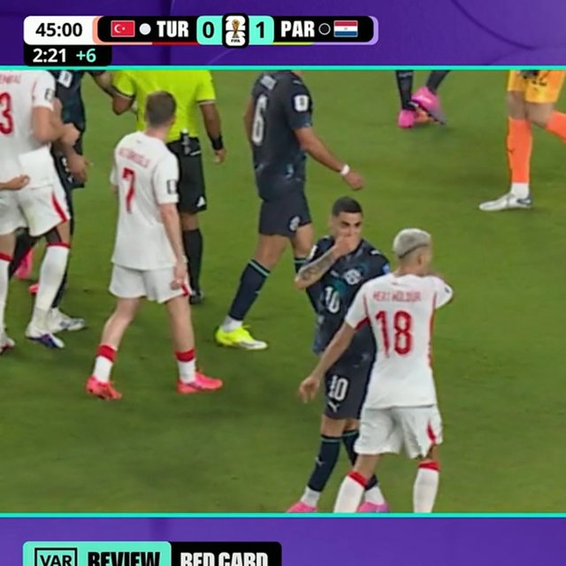 Premieră în fotbal: Miguel Almiron eliminat pentru că şi-a acoperit gura în timp ce vorbea cu un adversar la meciul Turcia-Paraguay de la Cupa Mondială