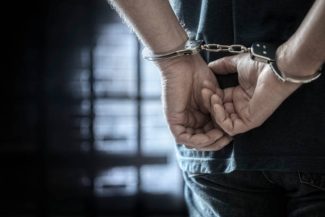 Un bărbat care muncea în curtea unei femei din judeţul Dâmboviţa a abuzat-o sexual pe fiica de 5 ani a acesteia / A fost arestat