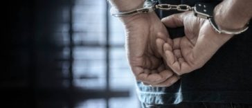 Un bărbat care muncea în curtea unei femei din judeţul Dâmboviţa a abuzat-o sexual pe fiica de 5 ani a acesteia / A fost arestat
