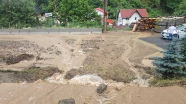 Alba: Circulaţie alternativă, pe un singur fir al DN 67C, la Căpâlna, din cauza aluviunilor aduse de ploaie