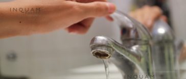 DSP Neamţ a retras autorizaţia de funcţionare a şcolii din Războieni, unde apa furnizată la grupurile sanitare nu a mai fost monitorizată din 2024, iar fosa septică nu are protecţie/ Comuna, amendată cu 10.000 de lei întrucât fântânile nu sunt îngrijite