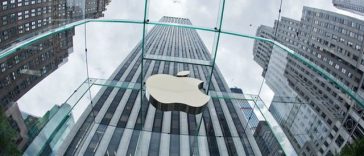 Primii ochelari inteligenţi Apple mai întârzie