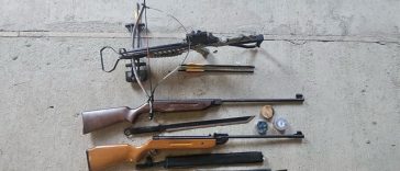 Arad: Săbii, o arbaletă, două arme neletale şi muniţie, descoperite de poliţişti în urma unor percheziţii