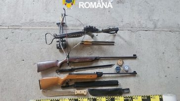 Arad: Săbii, o arbaletă, două arme neletale şi muniţie, descoperite de poliţişti în urma unor percheziţii