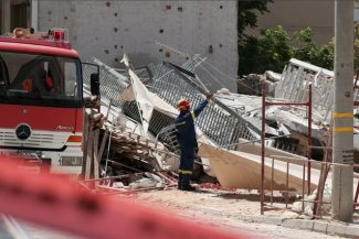 Un bloc de patru etaje şi şapte apartamente se surpă la Petralona, în Atena. Lucrări de construcţie pe un teren vecin, o posibilă cauză. Până la patru persoane date dispărute, potrivit presei, o informaţie neconfirmată oficial. Operaţiuni de căutare în mo