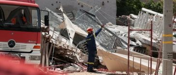 Un bloc de patru etaje şi şapte apartamente se surpă la Petralona, în Atena. Lucrări de construcţie pe un teren vecin, o posibilă cauză. Până la patru persoane date dispărute, potrivit presei, o informaţie neconfirmată oficial. Operaţiuni de căutare în mo