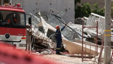 Un bloc de patru etaje şi şapte apartamente se surpă la Petralona, în Atena. Lucrări de construcţie pe un teren vecin, o posibilă cauză. Până la patru persoane date dispărute, potrivit presei, o informaţie neconfirmată oficial. Operaţiuni de căutare în mo