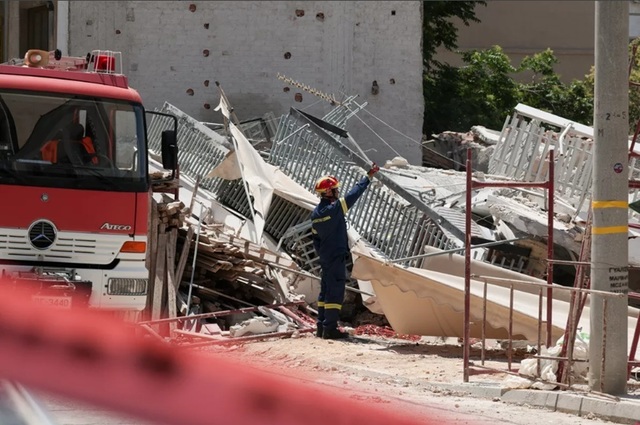 Un bloc de patru etaje şi şapte apartamente se surpă la Petralona, în Atena. Lucrări de construcţie pe un teren vecin, o posibilă cauză. Până la patru persoane date dispărute, potrivit presei, o informaţie neconfirmată oficial. Operaţiuni de căutare în mo