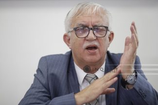 Augustin Zegrean: Actualul guvern demis poate rămâne în funcţie „mult şi bine”, până la depunerea jurământului de către un nou guvern. E comic ce se întâmplă la noi. Normal, cine depune o moţiune de cenzură, depune şi noul program de guvernare