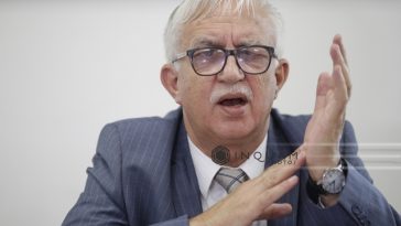 Augustin Zegrean: Actualul guvern demis poate rămâne în funcţie „mult şi bine”, până la depunerea jurământului de către un nou guvern. E comic ce se întâmplă la noi. Normal, cine depune o moţiune de cenzură, depune şi noul program de guvernare