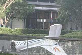 Un avion de mici dimensiuni s-a izbit de cea mai înaltă clădire din Beijing – VIDEO