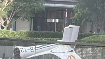 Un avion de mici dimensiuni s-a izbit de cea mai înaltă clădire din Beijing – VIDEO