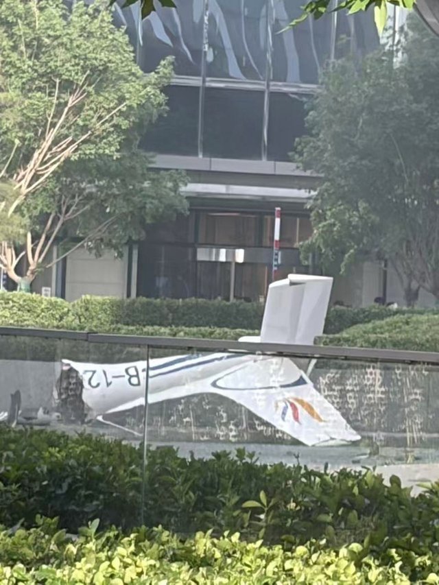 Un avion de mici dimensiuni s-a izbit de cea mai înaltă clădire din Beijing – VIDEO