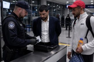 Cupa Mondială: Atacantul irakian Aymen Hussein, interogat timp de câteva ore la aeroportul din Chicago, la sosirea în SUA