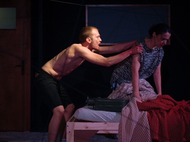 “BUG”, un thriller psihologic, premieră în sala Laborator unteatru