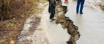 Prahova: Aproximativ 80 de gospodării, izolate, accesul către ele fiind exclusiv pietonal, în urma unei alunecări de teren. Autorităţile eliberează controlat barajul Măneciu