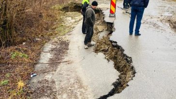 Prahova: Aproximativ 80 de gospodării, izolate, accesul către ele fiind exclusiv pietonal, în urma unei alunecări de teren. Autorităţile eliberează controlat barajul Măneciu