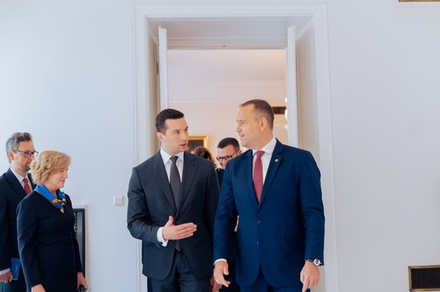 Jordan Bardella, în Polonia, în cadrul unui turneu european al extremei drepte, înaintea alegerilor prezidenţiale din Franţa