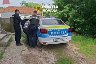 Vâlcea: Bărbat de 77 de ani acuzat că a agresat sexual o elevă de nouă ani care se întorcea de la şcoală, reţinut de poliţişti/ Bătrânul ar fi încercat să o convingă pe fată să îl însoţească la locuinţa sa – VIDEO