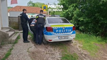 Vâlcea: Bărbat de 77 de ani acuzat că a agresat sexual o elevă de nouă ani care se întorcea de la şcoală, reţinut de poliţişti/ Bătrânul ar fi încercat să o convingă pe fată să îl însoţească la locuinţa sa – VIDEO