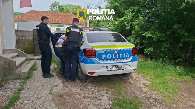 Vâlcea: Bărbat de 77 de ani acuzat că a agresat sexual o elevă de nouă ani care se întorcea de la şcoală, reţinut de poliţişti/ Bătrânul ar fi încercat să o convingă pe fată să îl însoţească la locuinţa sa – VIDEO