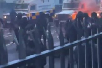 Noi violenţe la Belfast, unde poliţia a folosit tunuri cu apă