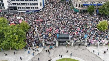 „Ura este singura ameninţare pentru străzile noastre”. La Belfast, mii de oameni au manifestat împotriva rasismului şi a violenţelor antiimigranţi