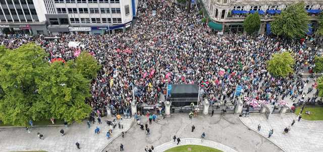 „Ura este singura ameninţare pentru străzile noastre”. La Belfast, mii de oameni au manifestat împotriva rasismului şi a violenţelor antiimigranţi