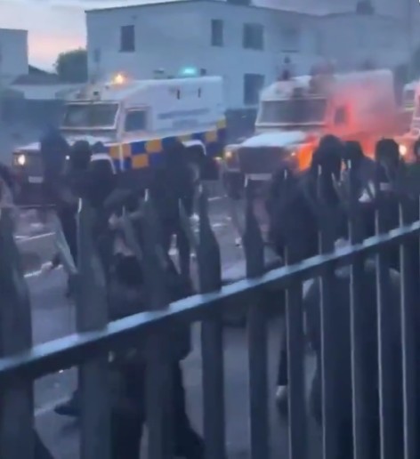 Noi violenţe la Belfast, unde poliţia a folosit tunuri cu apă